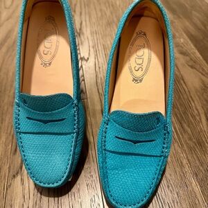 Tod’s Gommino Turquoise Pebbled Leather Driving Loafers made in Italy